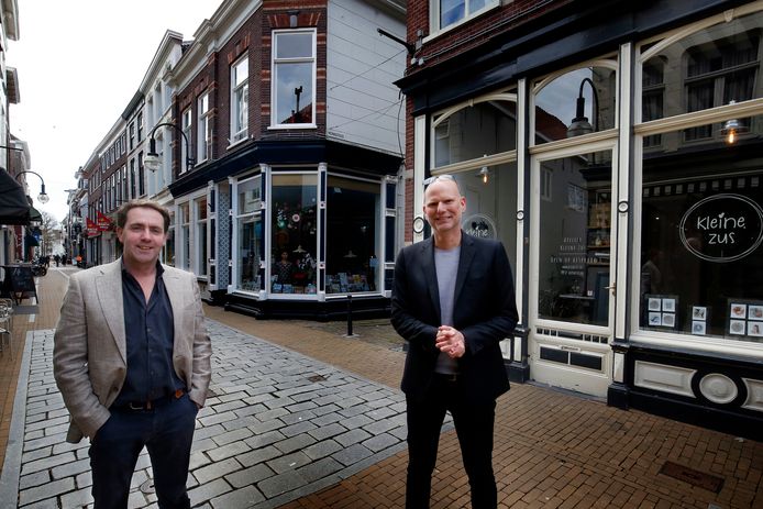Ondernemer en vastgoedeigenaar Janjan Mens en projectleider Jeroen Wichers op de Langendijk. Het is stil in de winkelstraat door de coronapandemie.