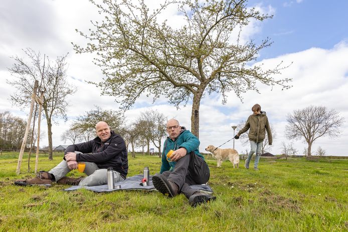 Klaasjan Pol (links) en Jeroen Tersmette van de hoogstambrigade zitten op een kleedje met een kopje koffie in de boomgaard aan het Manegepad in Hasselt.