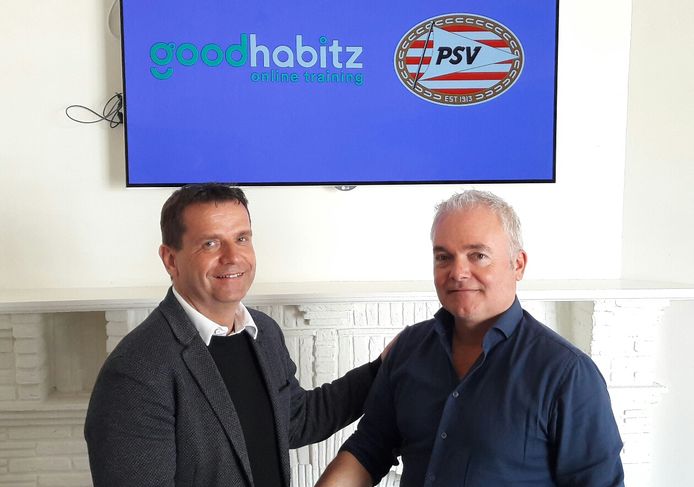 Commercieel directeur Frans Janssen van PSV en algemeen directeur Maarten Franken van GoodHabitz in 2018 onder de logo's van GoodHabitz en PSV.