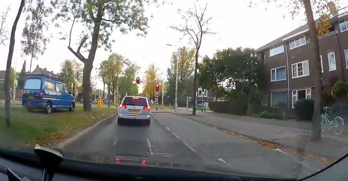 Op internet circuleert een filmpje van twee automobilisten die levensgevaarlijke capriolen uithalen op de Lessinglaan in de Utrechtse woonwijk Oog in Al.