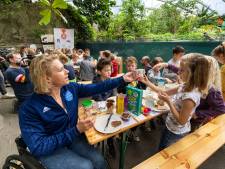Arnhemse scholieren eten boterham tussen de zeekoeien, want niet iedereen krijgt thuis ontbijt