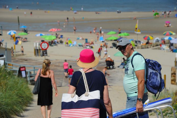 Toeristen bezoeken het Domburgse strand-