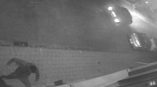 Buur is straatracer beu en bekogelt bolide met eieren