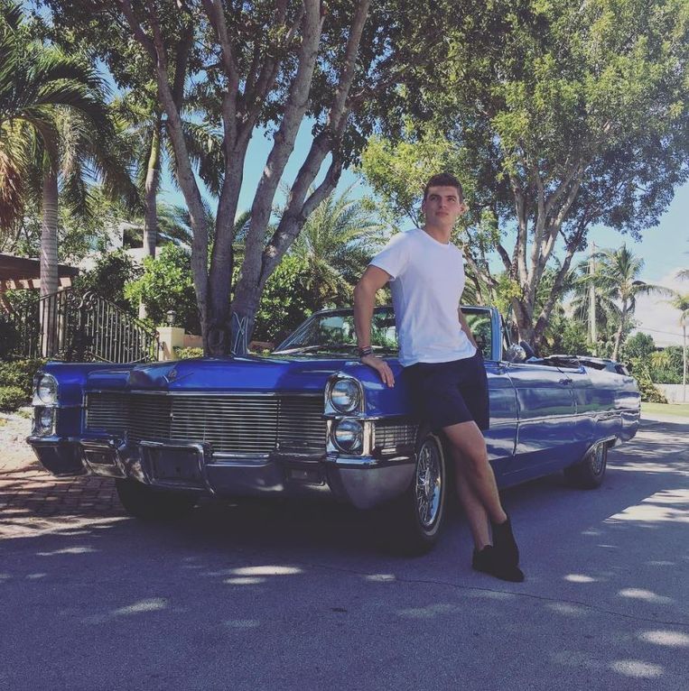 Max Verstappen bij een personenauto. Beeld Instagram
