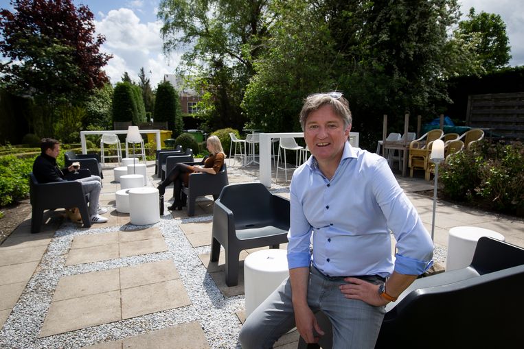 Paul Snoeys op zijn terras van de Gulden Coppe. Beeld Photo News