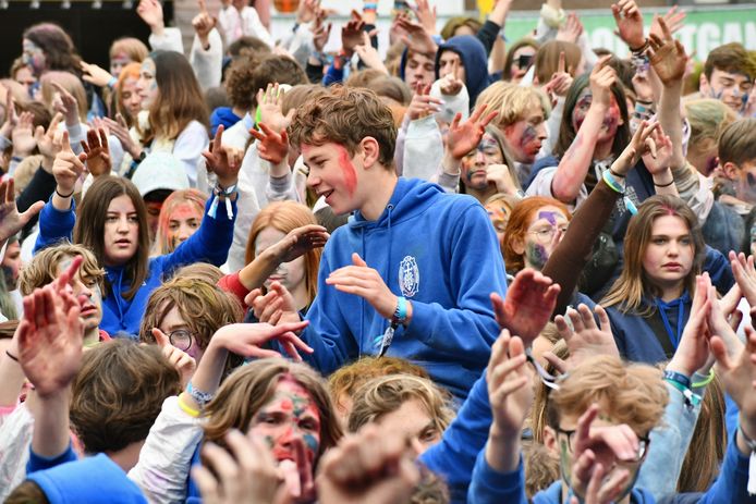 In Roeselare vierden ze de 50 dagen in plaats van de 100 dagen. De jongeren gingen vanaf 6u 's morgens uit de bol op het Polenplein.