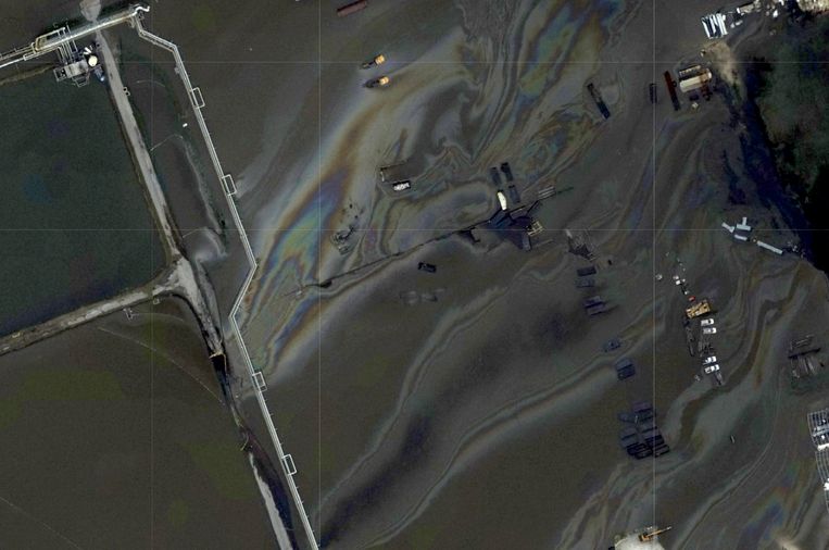 Een van de luchtfoto's die de autoriteiten doet vermoeden dat er een mogelijk olielek is bij de kust van Louisiana. Een rederij in het plaatsje Belle Chasse kwam onder water te staan. (31/08/2021) Beeld AP