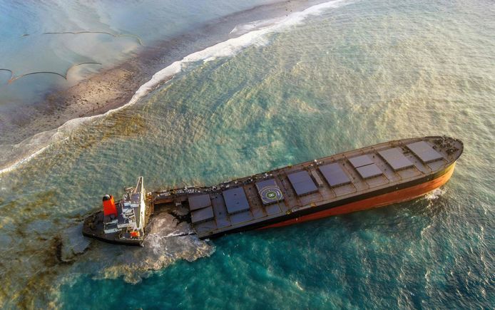 De MV Wakashio liep op 25 juli vast voor het eiland in de Indische Oceaan, en lekte al zo'n 1.000 ton olie in het zuivere kustwater. Zaterdagnamiddag is het schip in twee gebroken.