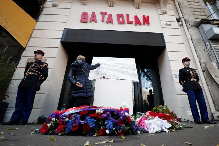 In concertzaal de Bataclan werden honderden mensen opgeschrikt door drie terroristen. Ter plaatse vielen er 89 doden.   Beeld EPA