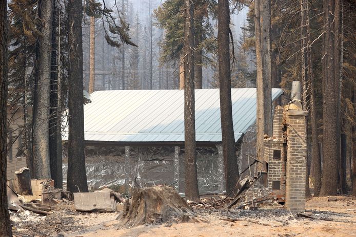 Wat niet ingepakt wordt, valt ten prooi aan de vlammen. Ook dit huis bleef anderzijds gespaard.