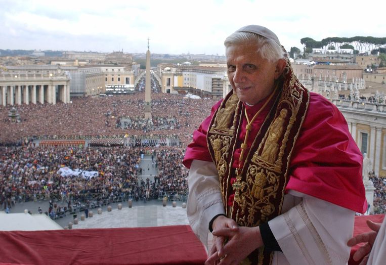 Paus Benedictus XVI op het balkon van de Sint-Pieter in Vaticaanstad, kort nadat hij tot Paus werd verkozen.  Beeld Reuters