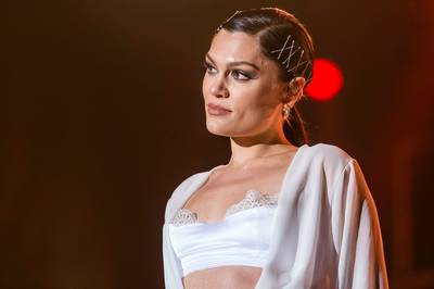 Jessie J snoert presentator de mond om vragen naar Channing Tatum
