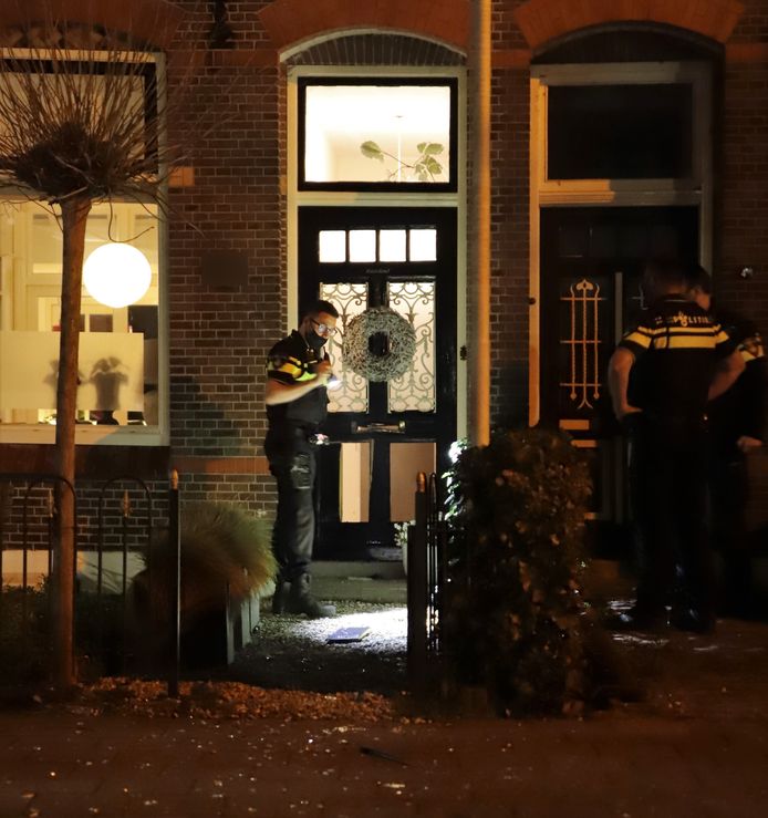 De politie doet onderzoek in de voortuin.