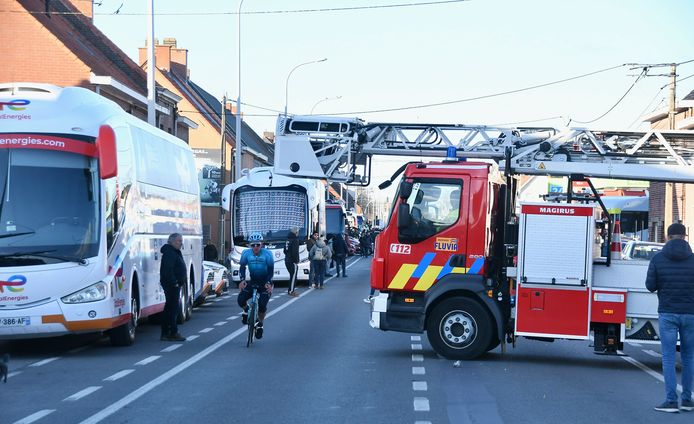 De brand woedde aan de zijkant van de Poolse supermarkt Biedronka III, langs de Brugsesteenweg in Kuurne, in de aankomstzone van de wielerwedstrijd Kuurne-Brussel-Kuurne. Dat leverde opmerkelijke beelden op.