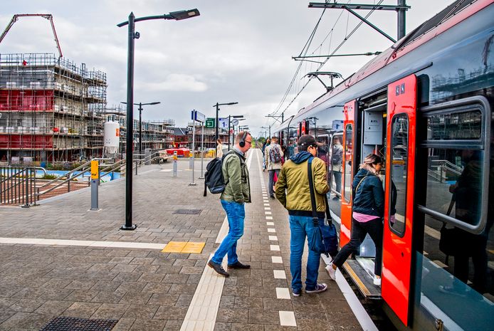 Reizigers op station Waddinxveen Triangel.