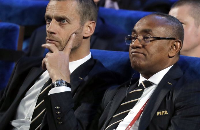 UEFA-voorzitter Aleksander Ceferin (links) tijdens de loting voor het WK.