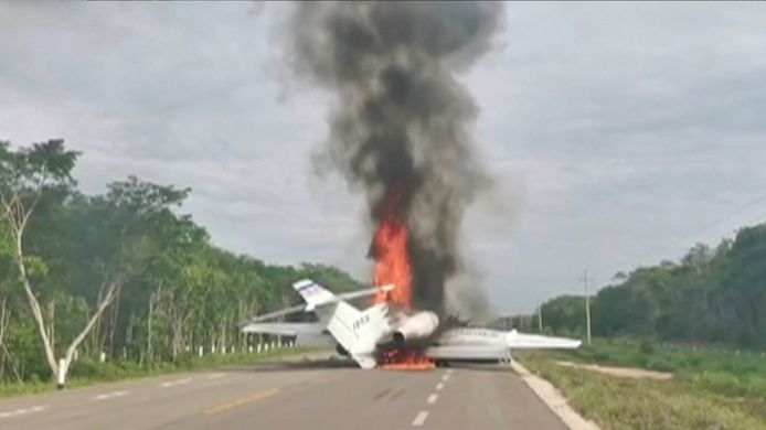Na de noodlanding werd de jet door de bemanning in brand gestoken.