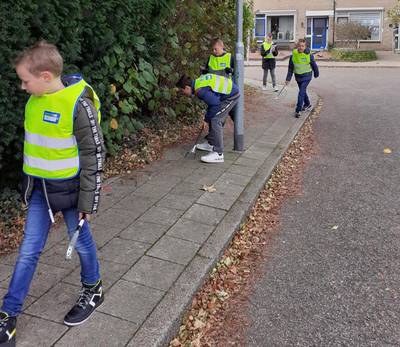 Scholieren uit Wezep halen in paar uur 100 kilo zwerfafval op: ‘Ze wisten niet hoe snel ze iets moes