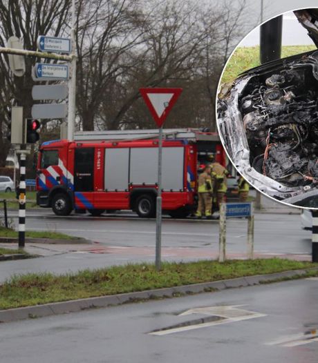 Auto vliegt in de brand op de Ceintuurbaan in Zwolle 