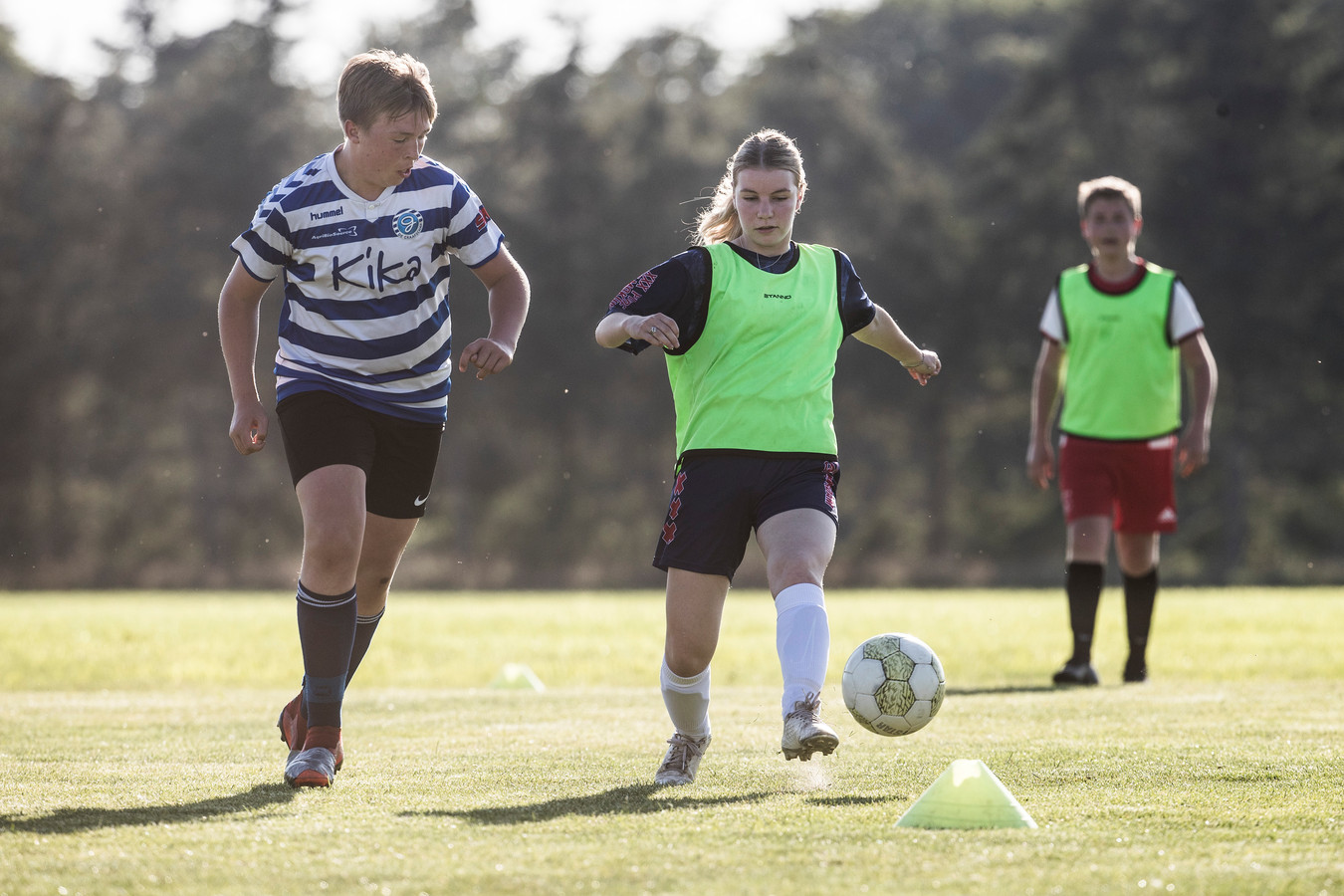 Spelers van de vier oudste jeugdteams van VV Wolfersveen en SV Halle maken deze weken kennis met elkaar in gezamenlijke trainingen.