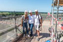 Sophie (links), Marlinda (midden) en Gustave van den Eijden (rechts) boven op de Sint-Lambertuskerk in Wouw.