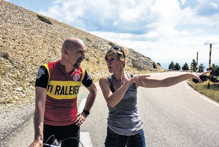 Regisseur Nicole van Kilsdonk met Wilfried de Jong die André speelt in de film 'Ventoux'. Beeld  
