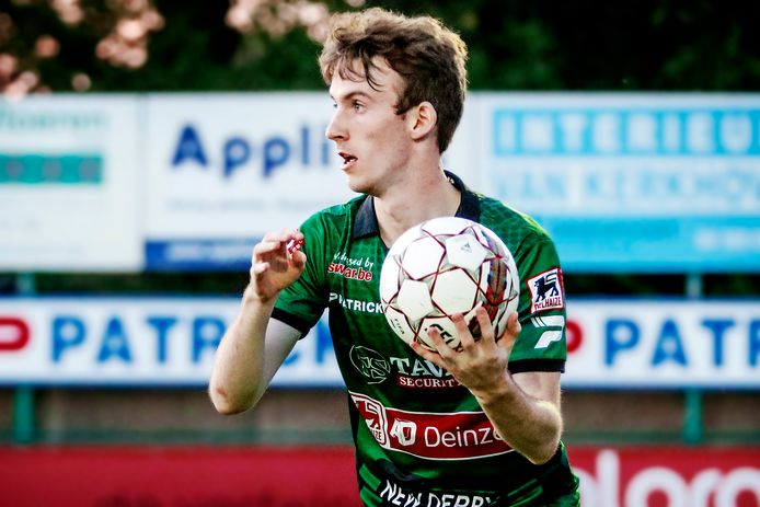 Robbe Van den Heede zoekt bij een inworp een medemaat. Op de Petegemse linksachter is hij een vaste waarde.