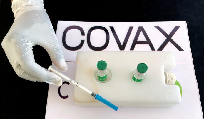 Une infirmière se prépare à administrer le vaccin AstraZeneca/Oxford COVID-19 dans le cadre du programme COVAX à l'hôpital général Eka Kotebe à Addis Abeba, en Ethiopie, le 13 mars 2021.