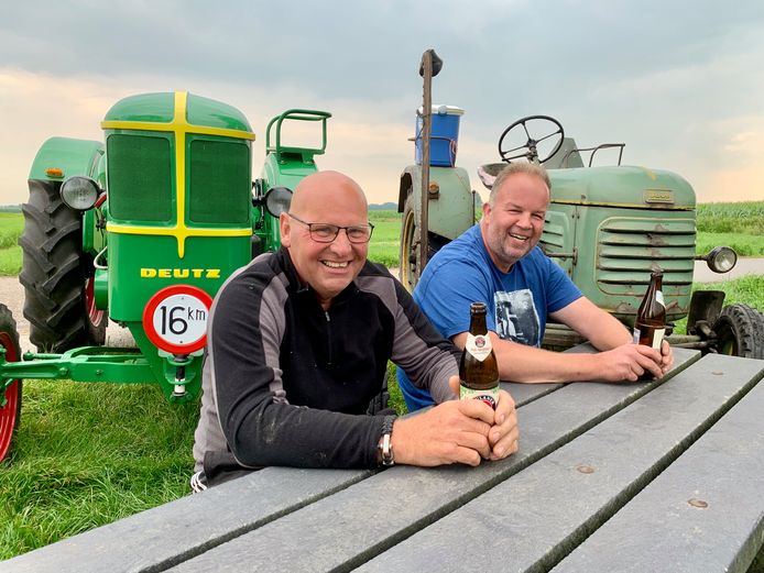 Jan de Krei (l) en Gijs van Veldhuizen uit Giessenburg vermaken zich uitstekend op hun vrije middag met hun oldtimer-tractoren: een Deutz uit 1953 en een Bautz uit 1959.