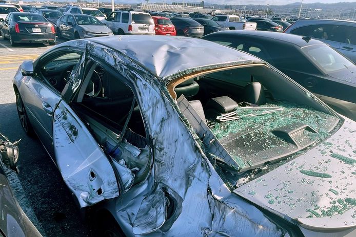Schade aan een auto op een parkeerplaats voor werknemers van San Francisco International Airport nadat een vliegtuig van United Airlines een verloor tijdens het opstijgen.