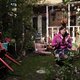 Tinkebell begint de dag doodgemoedereerd in haar verrassingstuin