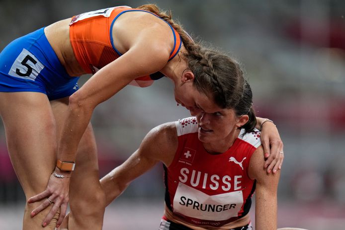 Femke Bol vraagt de Zwitserse Lea Sprunger gewoon even hoe het met haar gaat.