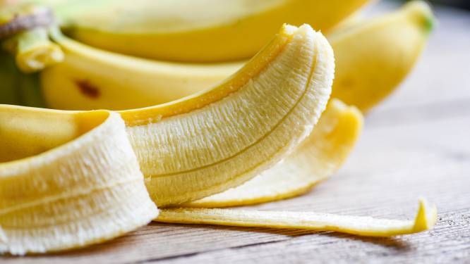 Waarom hebben sommige bananen van die witte draadjes als je ze pelt en andere niet?