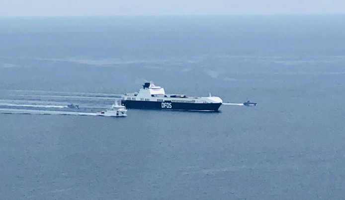 Het Turkse vrachtschip vaart voor de kust van Napels.