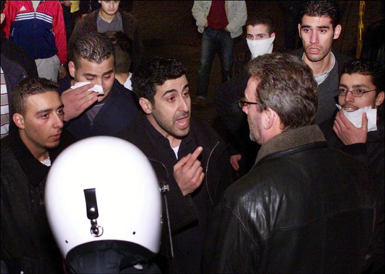Dyab Abou Jahjah komt tussenbeide bij rellen in 2002 in Antwerpen. Hij vloog twintig jaar geleden in de gevangenis omdat Vlaanderen nog niet klaar was voor een 'allochtoon' met zo'n grote mond. Beeld Photo News