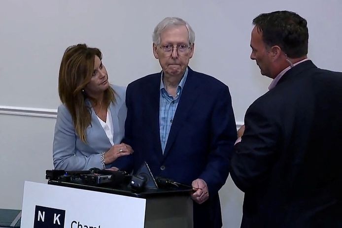 De 81-jarige fractieleider van de republikeinen in de Amerikaanse senaat 'bevroor' tijdens een persconferentie.