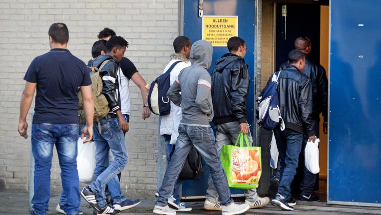 Vluchtelingen komen toe in een noodopvangcentrum in de stad Apeldoorn. Foto ter illustratie. Beeld ANP