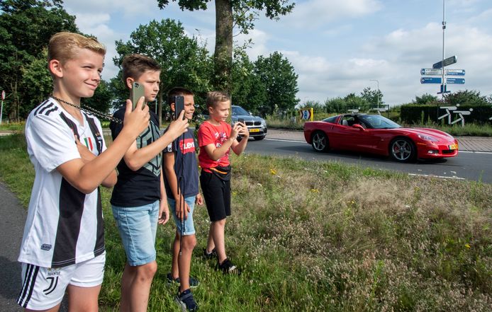 Liam Bos, Lyam Kamperman, Keano van Klaveren en Tijn Mulling op de rotonde Beckumerstraat waar zij auto’s spotten.