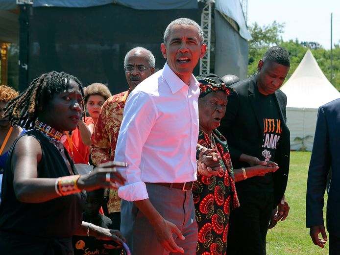 Barack Obama, center, met zijn halfzus Auma Obama (links) en zijn stiefovergrootmoeder Sarah Obama.