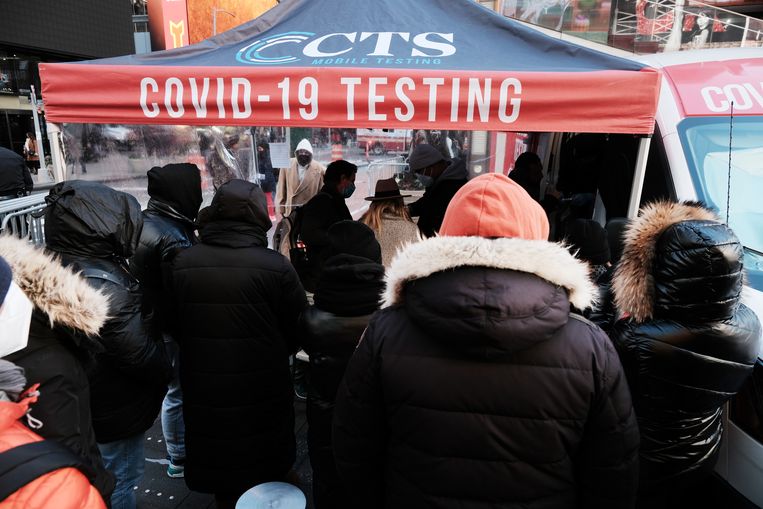 In New York staan er lange rijen voor de verschillende testcentra in de stad.  Beeld Getty 