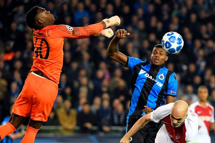 Loïc Badiashile slaat de bal weg tijdens de Champions League-match tegen Club Brugge.