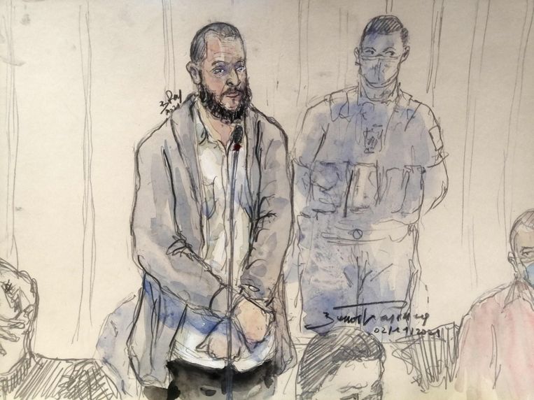 Een tekening van Salah Abdeslam (l) op de rechtbank in Parijs.  Beeld AFP