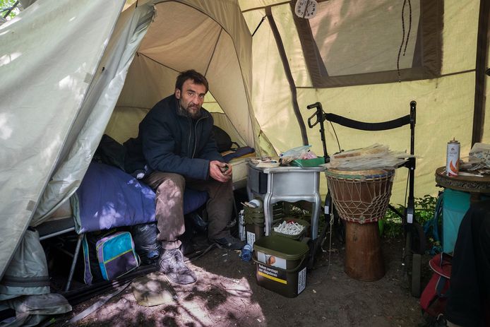 Een van de daklozen in het tentenkamp aan de Dommel in Eindhoven