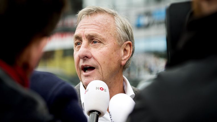 Johan Cruijff tijdens een kort persmoment. Beeld anp