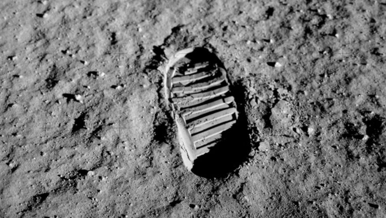 Het maanstof heeft bijzondere eigenschappen; zo zijn schoenafdrukken zoals deze, van Buzz Aldrin, er heel goed in te zien Beeld NASA/Buzz Aldrin