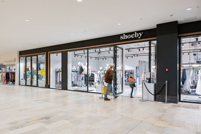 De eerste twee winkels zijn geopend in het nieuwe deel van winkelcentrum Sterrenburg.