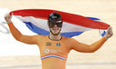 Harrie Lavreysen rijdt een ereronde na het winnen van de sprintfinale.