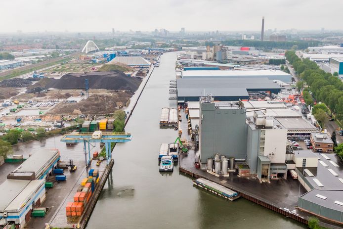 Overzichtsbeelden van de industrieterrein Lage Weide in Utrecht. O.a. de A2 en het Uraniumkanaal.