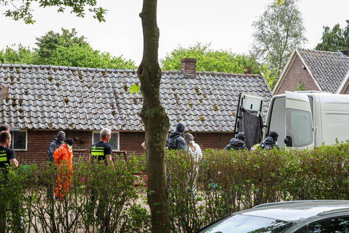 Arrestatie van twee verdachten bij de inval in het drugspand in Drempt.