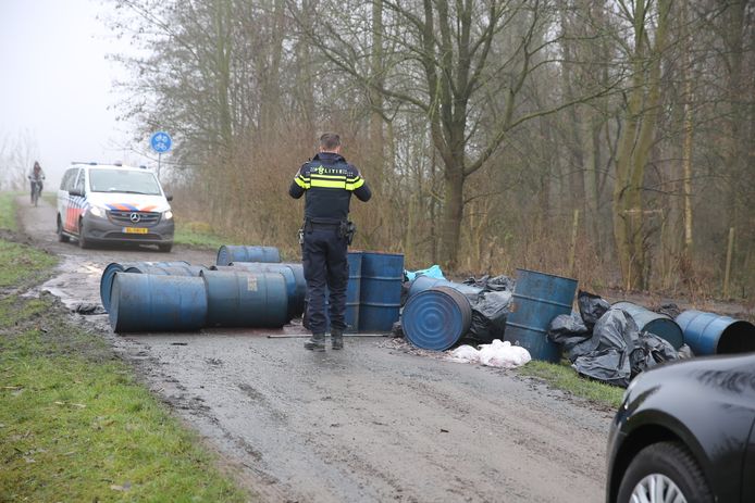 Illgeale drugsdumping op de Markdijk in Zevenbergen.